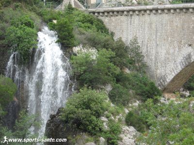 Image d'une cascade près du Pont du Diable.